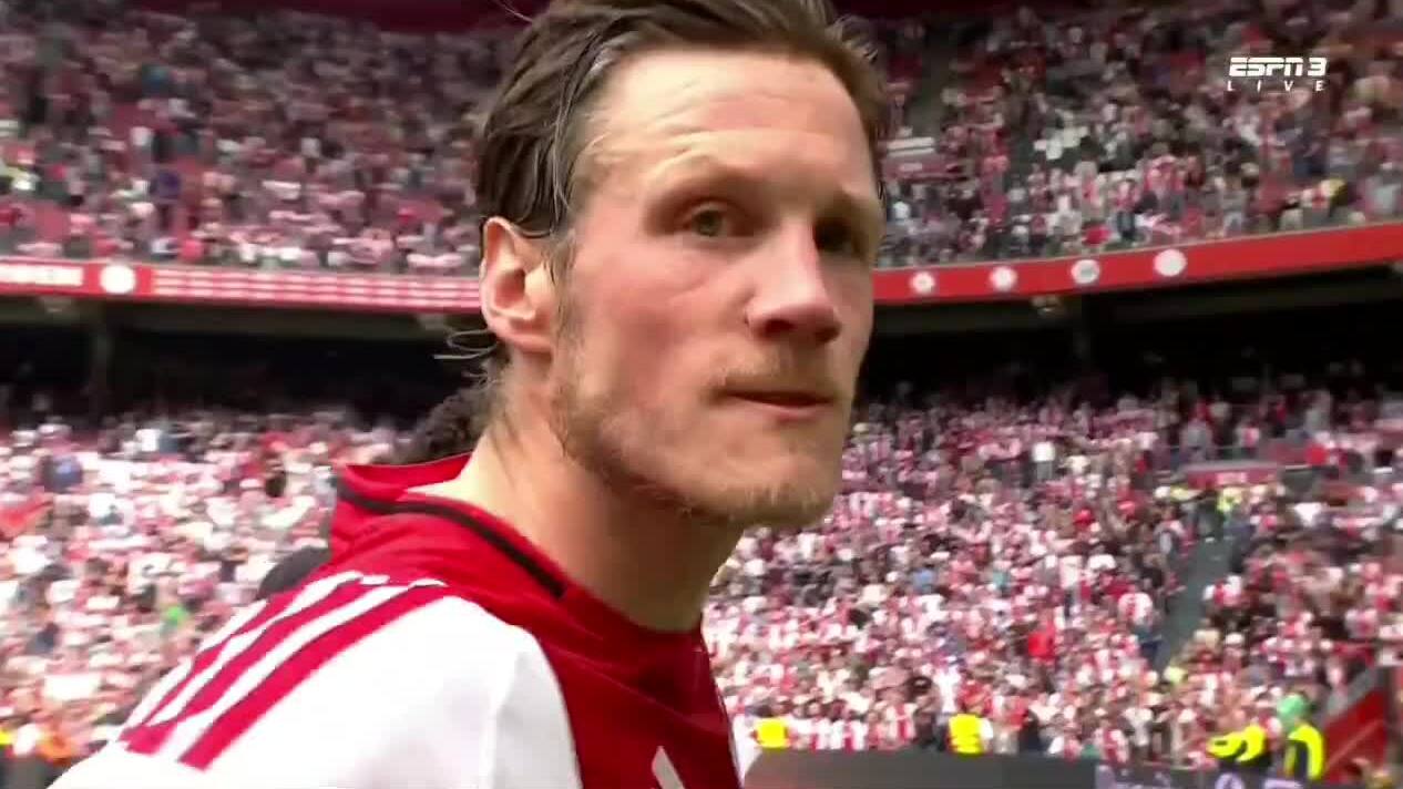 Wout Weghorst đập camera