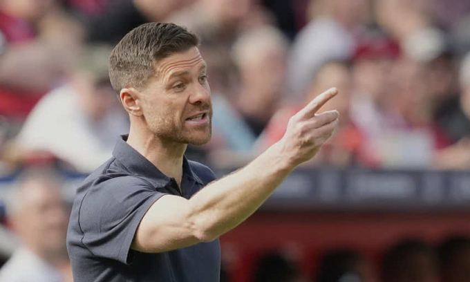 Xabi Alonso chỉ đạo cầu thủ Bayer Leverkusen trong trận gặp Union Berlin trên sân BayArena, thành phố Leverkusen, bang North Rhine-Westphalia, Đức ngày 12/4/2025. Ảnh: AP