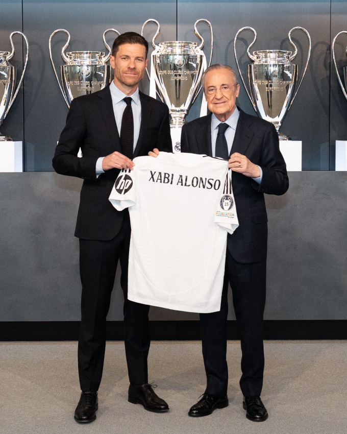 Xabi Alonso nhận áo đấu Real Madrid từ chủ tịch, sau khi ký hợp đồng vào trưa nay 26/5, theo giờ Madrid.