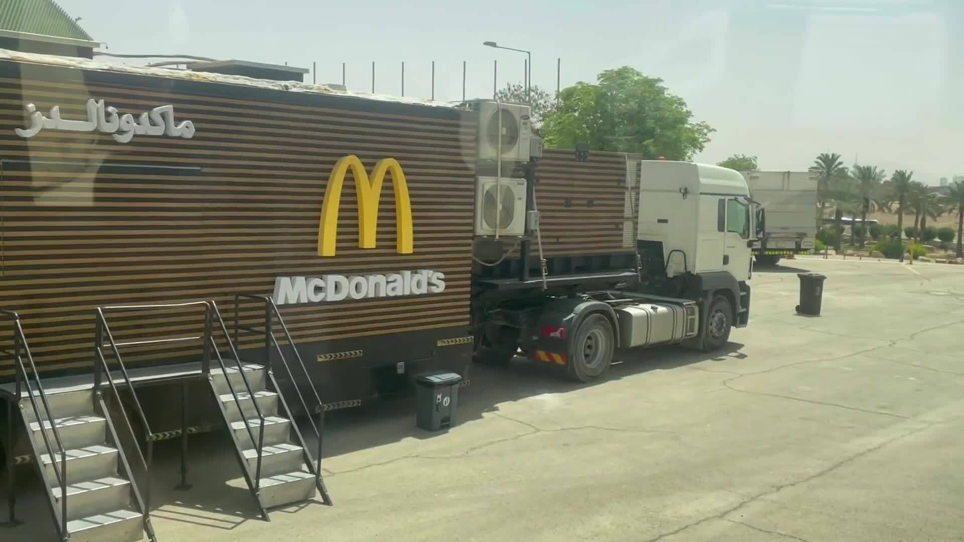 Xe McDonald's di động gây chú ý khi ông Trump thăm Arab Saudi