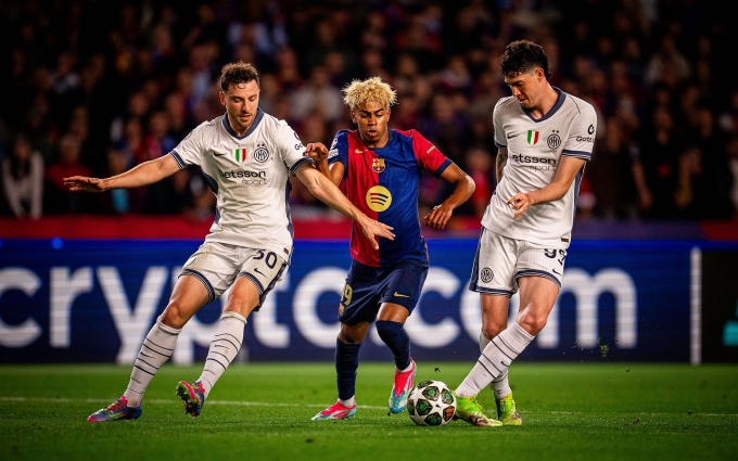 Yamal nỗ lực đi bóng qua hai hậu vệ Inter Carlos Augusto (trái) và Bastoni (phải) trong trận hòa 3-3 ở lượt đi bán kết trên sân Montjuic, Barcelona ngày 30/4.