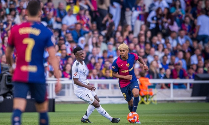 Yamal đi bóng qua Vinicius trong trận Barca thắng Real 4-3 trên sân Montjuic, Barcelona ở vòng 35 La Liga ngày 11/5.