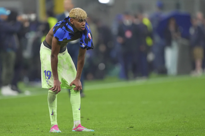 Lamine Yamal thất vọng sau trận Barca thua Inter 3-4 trên sân Giuseppe Meazza, Milan, Italy ngày 6/5. Ảnh: AP