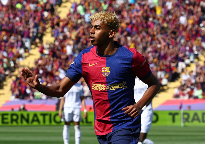 Yamal mừng bàn quân bình tỷ số 2-2, trong trận Barca thắng Real 4-3 ở vòng 35 La Liga trên sân Montjuic, Barcelona, Tây Ban Nha ngày 11/5. Ảnh: Reuters