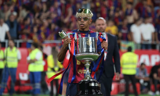 Lamine Yamal nâng Cup sau trận Barca thắng Real trên sân La Cartuja, thành phố Seville, xứ Andalusia, Tây Ban Nha, chung kết Cup Nhà Vua ngày 26/4/2025.