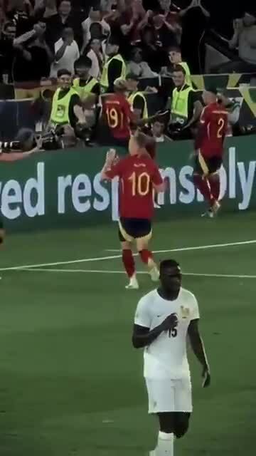 Yamal lại bắt chước điệu mừng bàn thắng của Ronaldo
