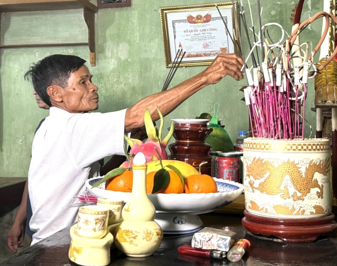Ông Long thắp hương cho tổ tiên