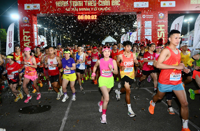 Các VĐV 21km xuất phát lúc 4h tại quảng trường Hồ Chí Minh, TP Vinh.