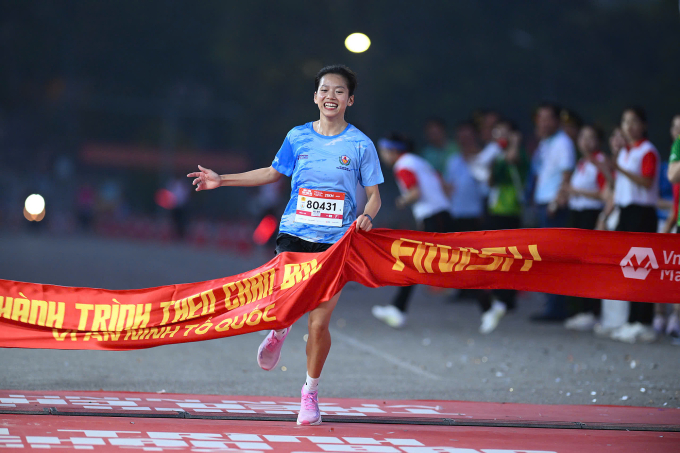 Hoàng Ngọc Anh vô địch 21km. Ảnh: VM