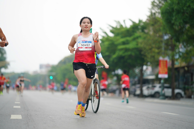 Runner Đặng Thị Việt (Nghệ An Runners) vô địch 5km ở giải sáng 4/5. Ảnh: VM