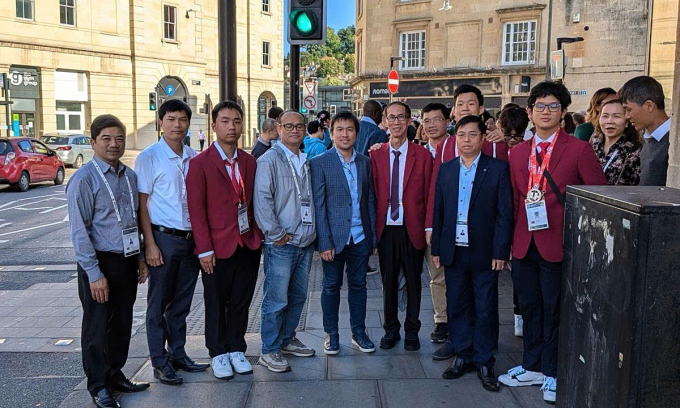 Anh Thắng và đội tuyển IMO Việt Nam năm 2024. Ảnh: Nhân vật cung cấp