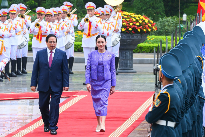 Thủ tướng Phạm Minh Chính và Thủ tướng Thái Lan Paetongtarn Shinawatra duyệt Đội danh dự Quân đội nhân dân Việt Nam tại Phủ Chủ tịch ngày 16/5. Ảnh: Giang Huy