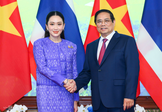 Thủ tướng Phạm Minh Chính và Thủ tướng Thái Lan Paetongtarn Shinawatra bắt tay trước cuộc họp hẹp ngày 16/5. Ảnh: Giang Huy