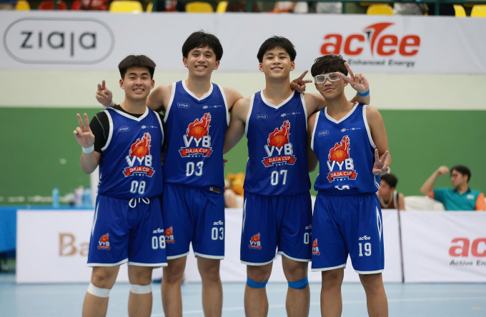 Nam Anh thi đấu cùng đội.