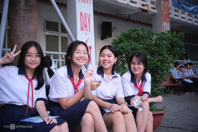 Thí sinh tại điểm thi THCS Đống Đa, sáng 6/6.