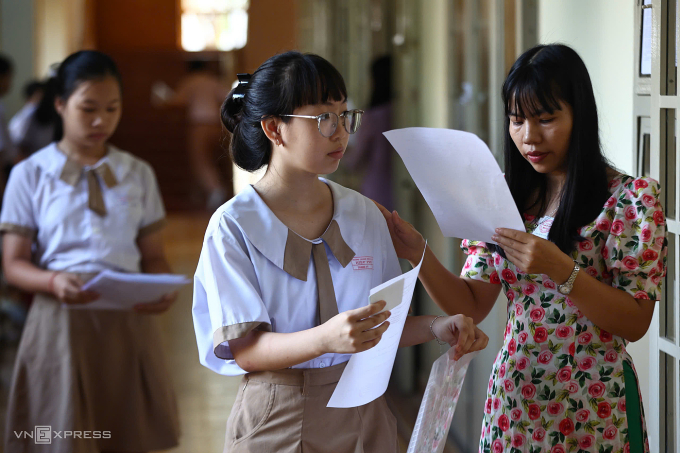 Thí sinh làm thủ tục vào phòng thi tại trường THCS Hoa Lư, TP Thủ Đức, sáng 6/6.