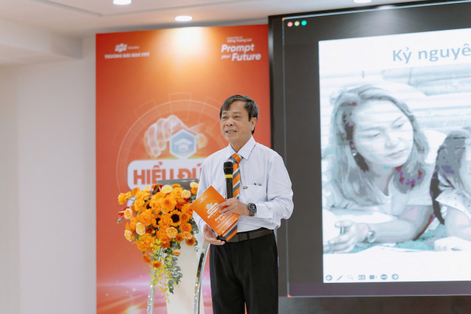 Ông Trần Ngọc Tuấn - Phó hiệu trưởng trường đại học chia sẻ về bối cảnh kinh tế số. Ảnh: Trường Đại học
